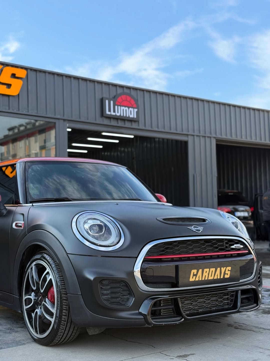 Llumar Cam Filmi: Sürüş Konforu ve Güvenliğin Adresi